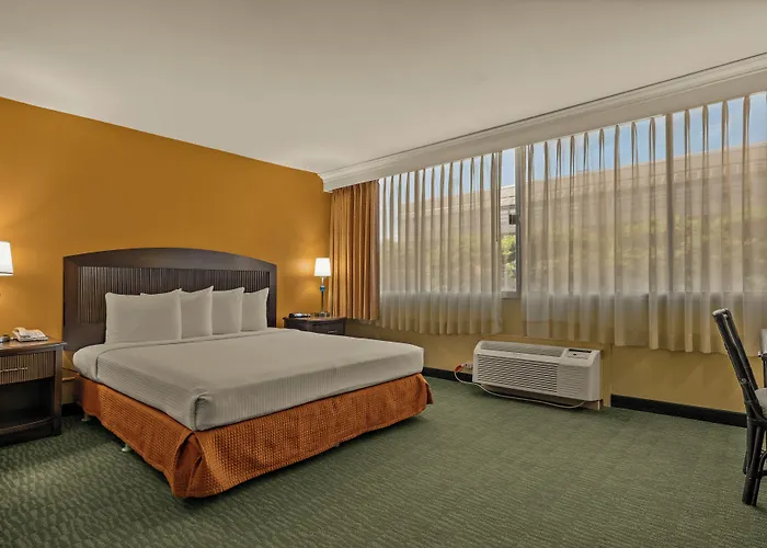 Airport Honolulu Hotel, Trademark Collection By Wyndham
