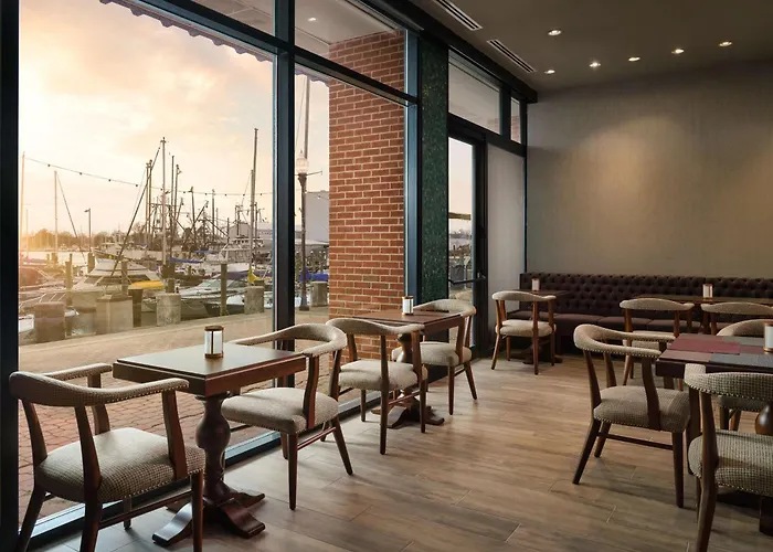 The Landing At Hampton Marina, Tapestry Collection By Hilton Hotel