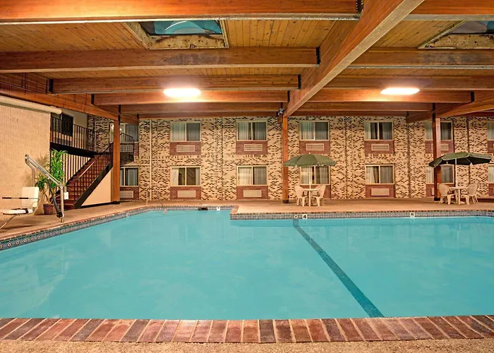 Super 8 By Wyndham Monticello Hotel