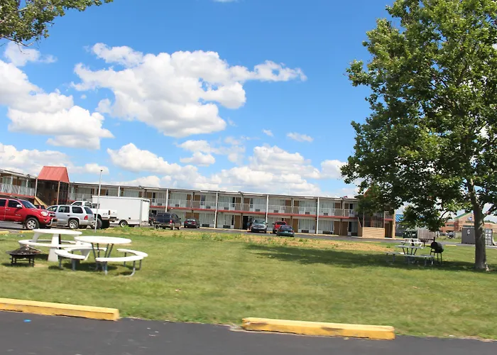 Super 8 By Wyndham Perrysburg-Toledo Hotel