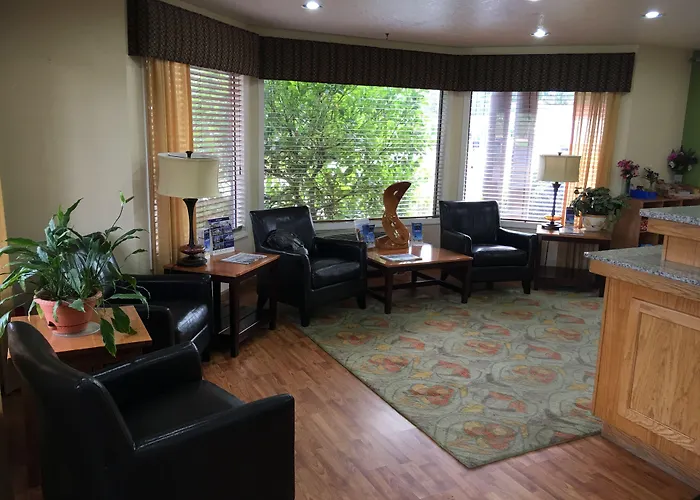 Oakridge Inn & Suites