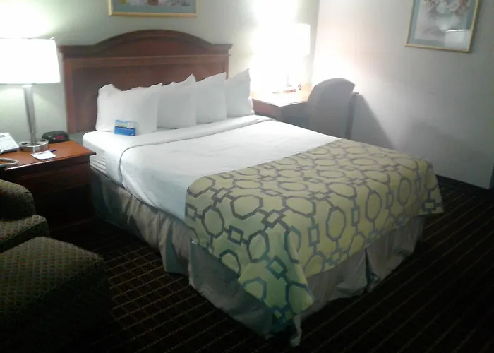 Baymont By Wyndham Clarksville Northeast