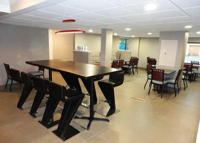 Ramada By Wyndham Tuscaloosa Hotel