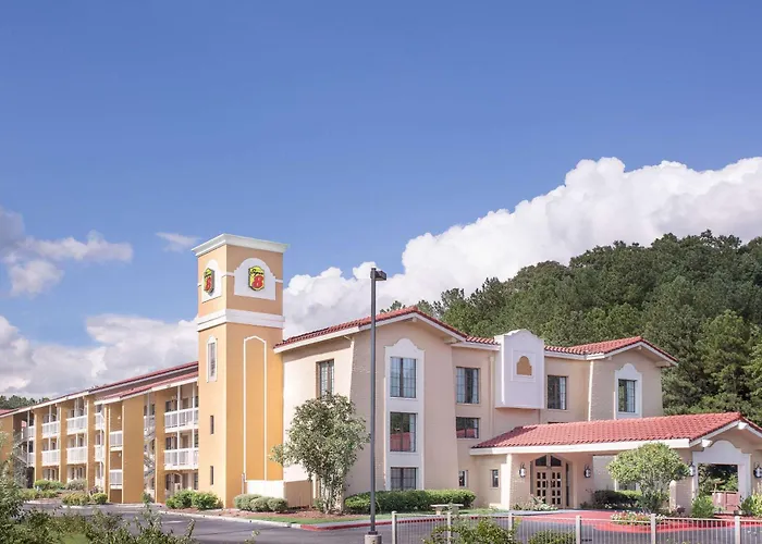 Super 8 By Wyndham Austell/Six Flags Hotel