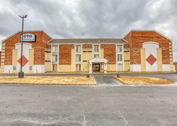 Oyo Townhouse Tulsa Woodland Hills Hotel