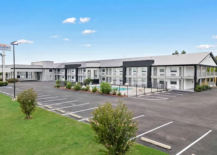 Baymont By Wyndham Beaumont Hotel