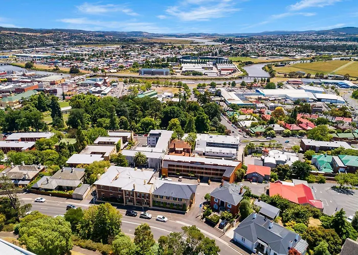 Coach House Launceston Hotel