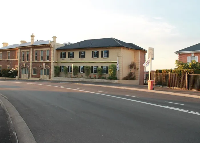 Coach House Launceston Hotel