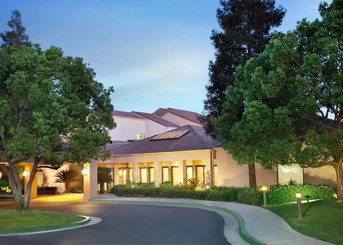 Courtyard By Marriott Bakersfield Hotel