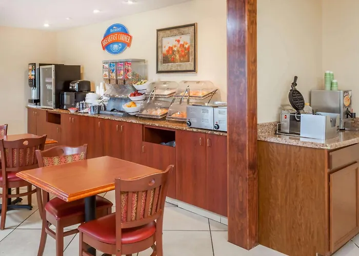 Baymont By Wyndham Peoria Hotel