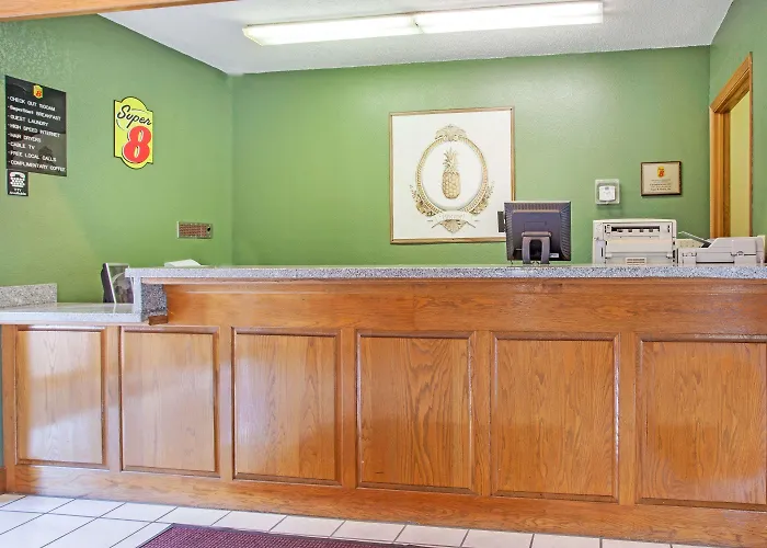 Super 8 By Wyndham Atchison Hotel