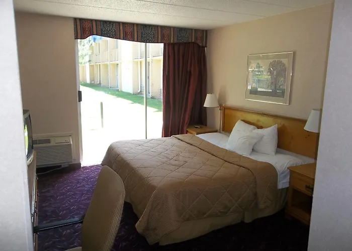 Baymont By Wyndham Northwood Motel