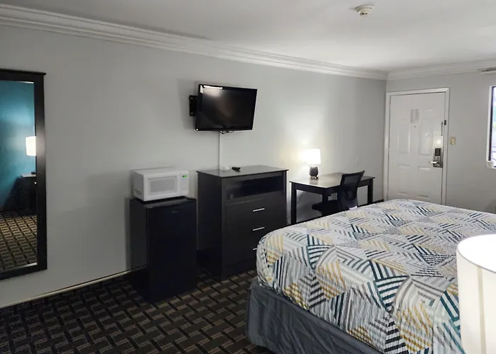 Days Inn By Wyndham Crowley