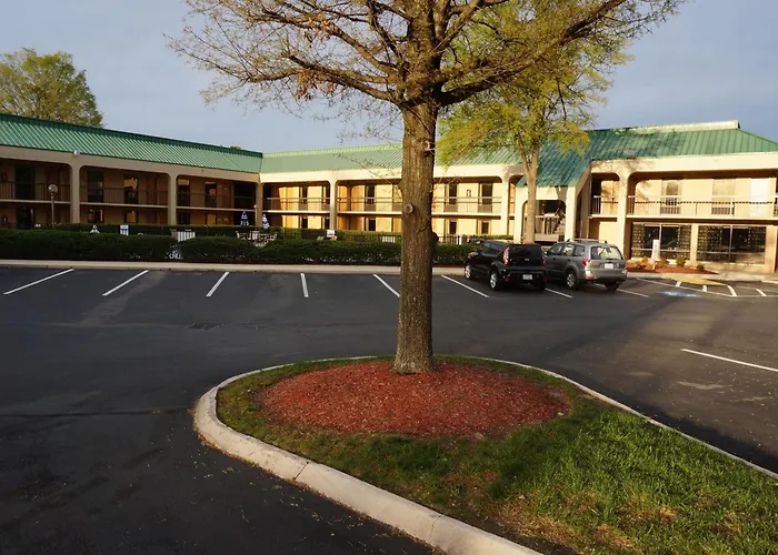 Howard Johnson By Wyndham Greensboro Near The Coliseum