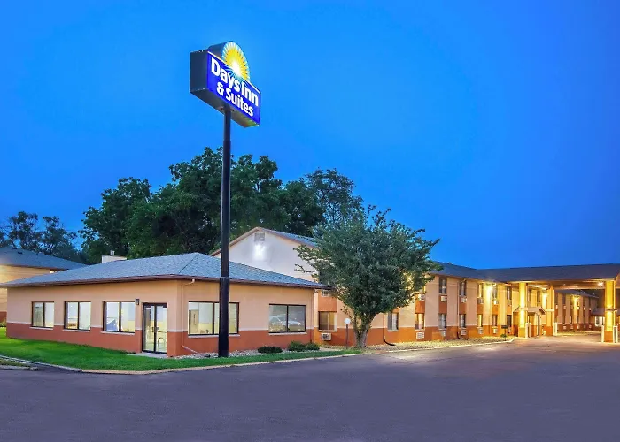 Days Inn & Suites By Wyndham Waterloo