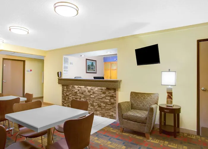 Super 8 By Wyndham Lewisburg Hotel