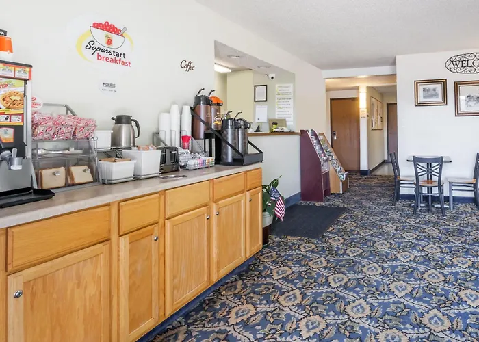 Super 8 By Wyndham Norwich Hotel