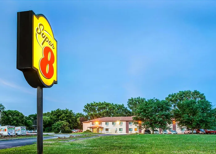 Super 8 By Wyndham Blair Hotel