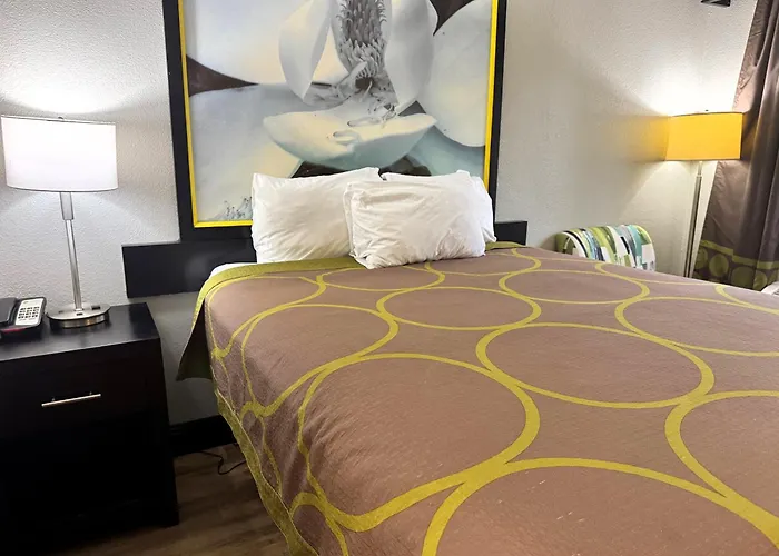 Super 8 By Wyndham Tupelo Airport Motel
