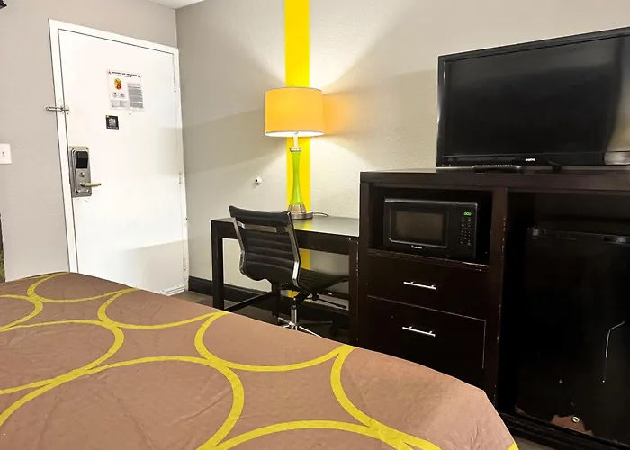 Super 8 By Wyndham Tupelo Airport Motel