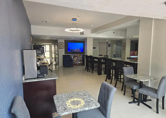 Days Inn & Suites By Wyndham Tampa/Raymond James Stadium