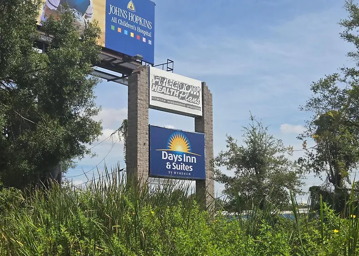 Days Inn & Suites By Wyndham Tampa/Raymond James Stadium