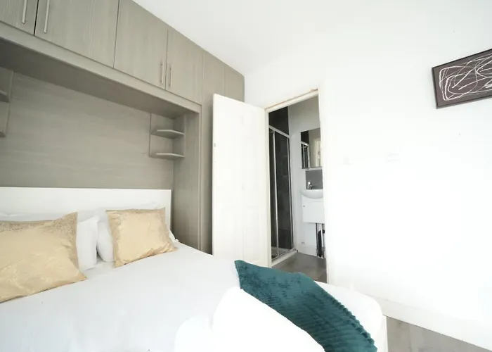 Private Bathroom Rooms- Near Heathrow - Near Shops Harmondsworth