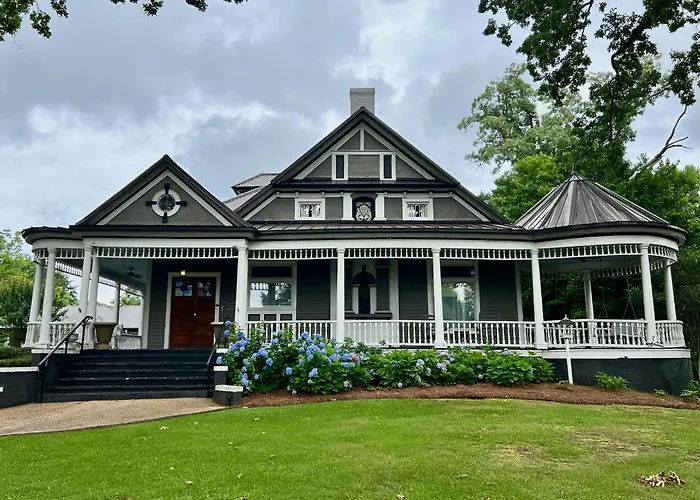 Intermission Hogan House Bed & Breakfast Hogansville