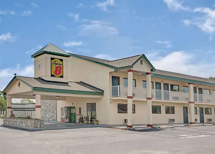 Super 8 By Wyndham Shelby Hotel