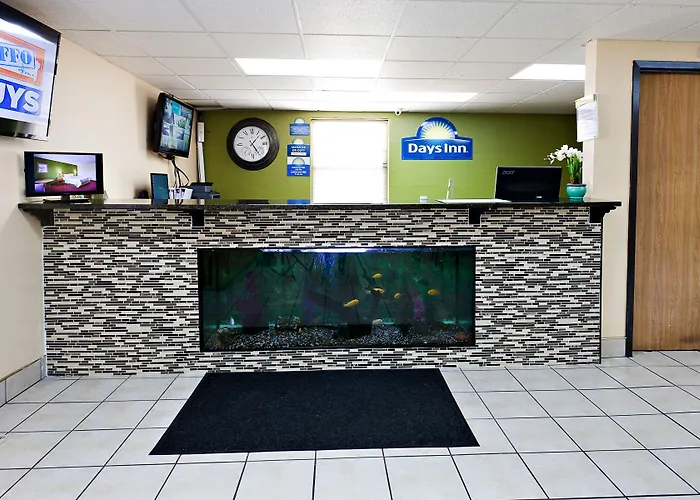 Days Inn By Wyndham Park City Kansas