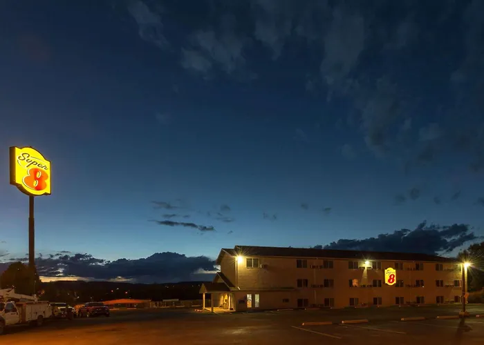 Super 8 By Wyndham Raton Hotel