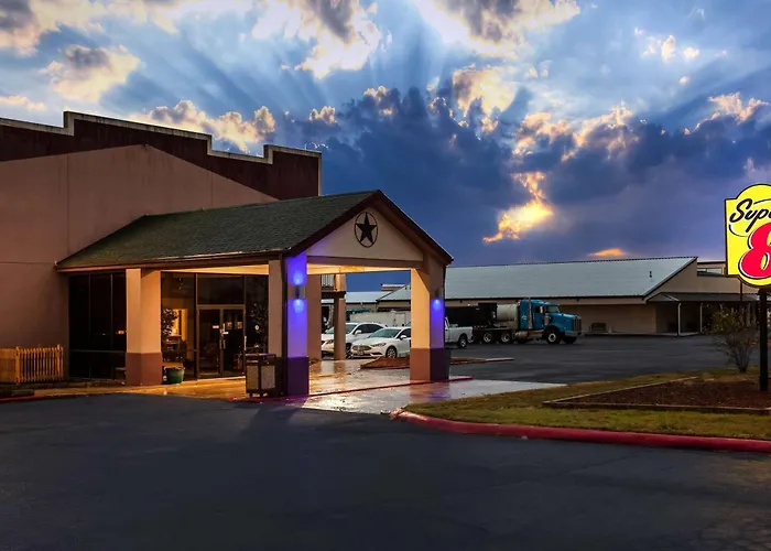 Super 8 By Wyndham Giddings Hotel