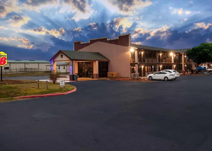Super 8 By Wyndham Giddings Hotel