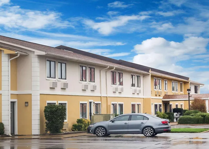 Super 8 By Wyndham Jonesboro Hotel