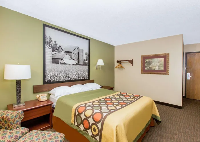 Super 8 By Wyndham Fairmont Hotel