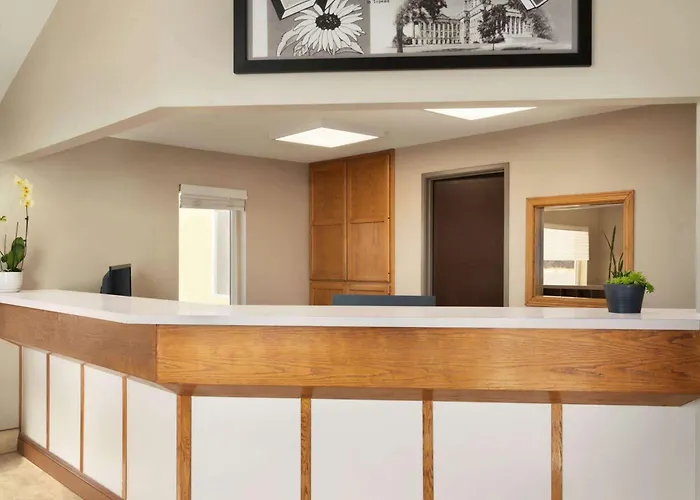 Super 8 By Wyndham Liberal Ks Hotel