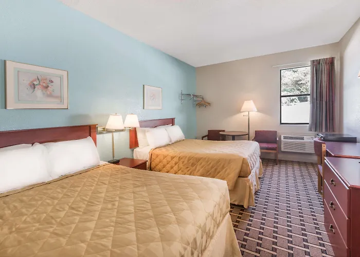 Super 8 By Wyndham Knoxville Downtown Area
