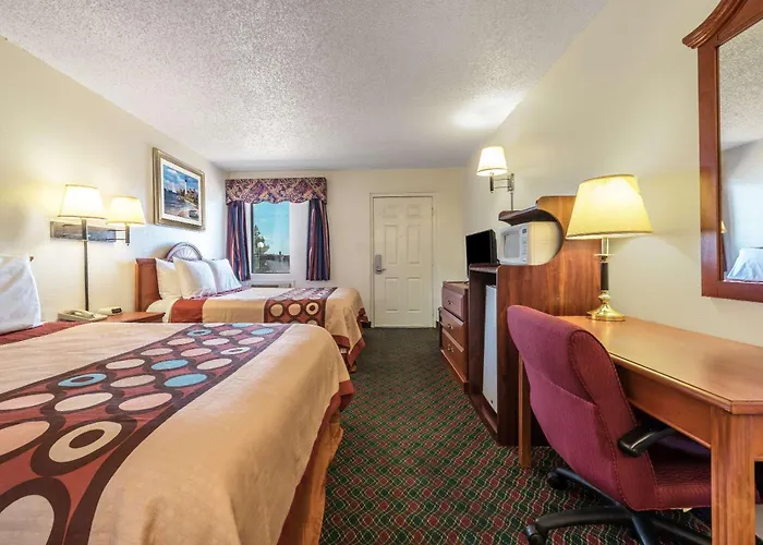 Super 8 By Wyndham Eastland Hotel