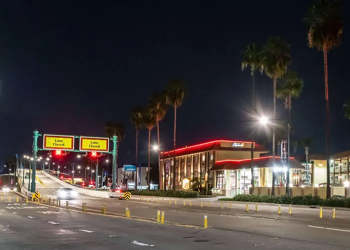 Super 8 By Wyndham Anaheim/Disneyland Drive