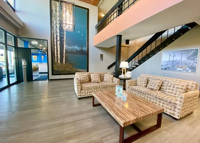 Ramada By Wyndham Whitecourt Hotel