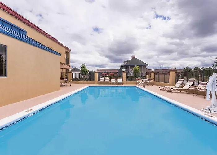 Days Inn & Suites By Wyndham Warner Robins Near Robins Afb