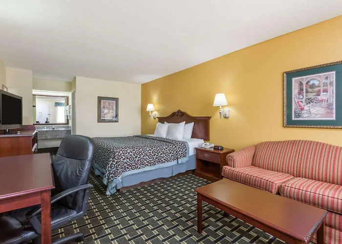 Days Inn & Suites By Wyndham Warner Robins Near Robins Afb