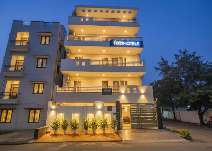 Fabhotel White House Bnb - Nr Yashobhoomi Convention Centre Delhi 