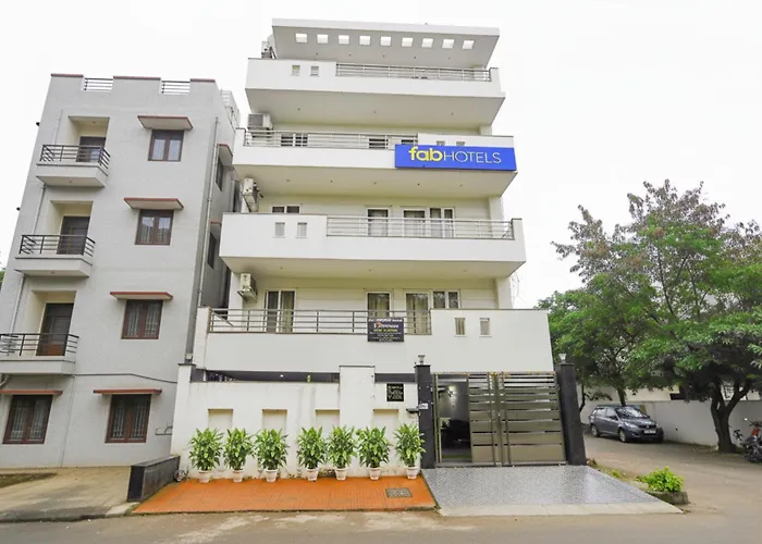 Fabhotel White House Bnb - Nr Yashobhoomi Convention Centre Delhi 