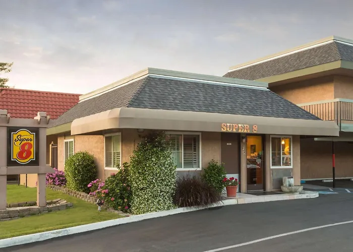 Super 8 By Wyndham Martinez Motel