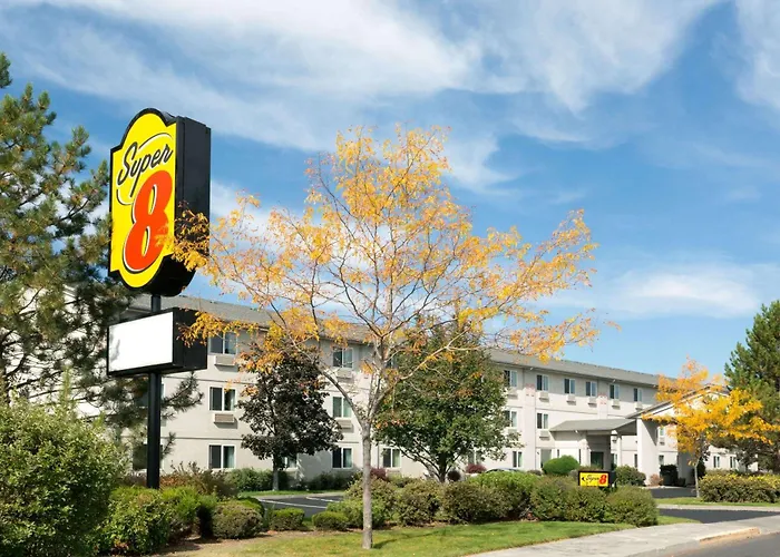 Super 8 By Wyndham Redmond Hotel