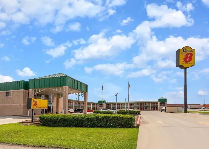 Super 8 By Wyndham Seguin Hotel