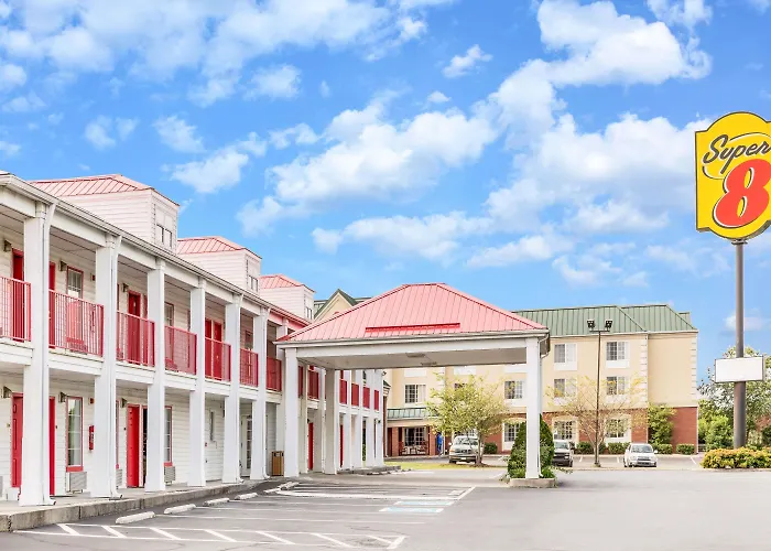Super 8 By Wyndham Clinton Hotel