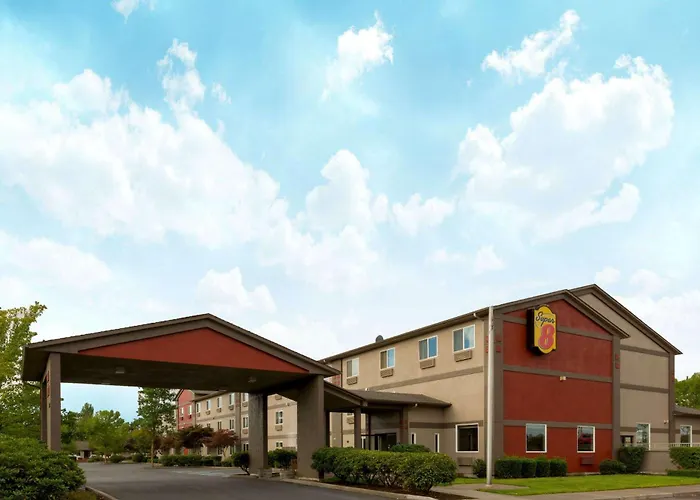 Super 8 By Wyndham Woodburn Hotel
