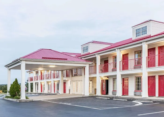 Super 8 By Wyndham Clinton Hotel